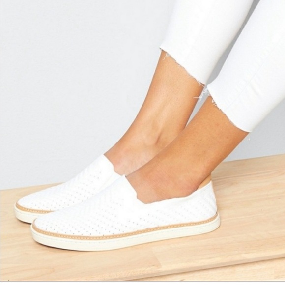 UGG Shoes - UGG Sammy Sneaker White Chevron Sz‎ 8.5